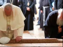 Papa Francisco e o Patriarca Bartolomeu rezam juntos na Terra Santa. Foto L'Osservatore Romano