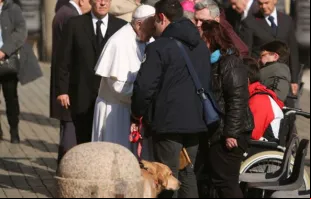 Papa Francisco com um deficiente visual e cão guia 