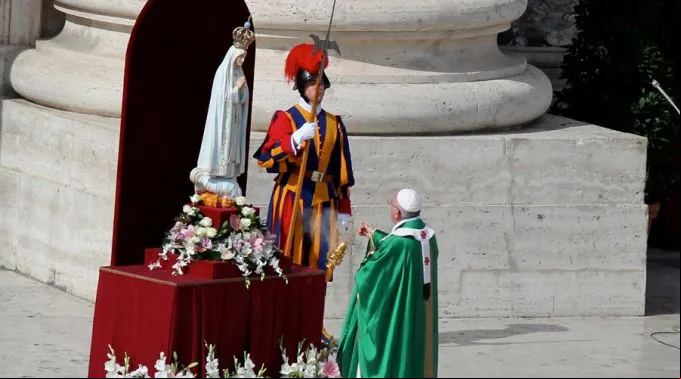 FranciscoVirgenFatima_ACIPrensa_270415.jpg ?? 