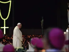 Papa Francisco reza em silêncio diante de Nossa Senhora de Fátima.