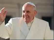 Papa Francisco saúda os fiéis.