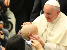 Papa Francisco abençoa um enfermo na Sala Paulo VI.
