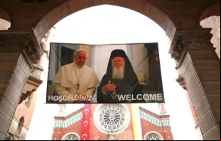 Cartaz com foto do Papa Francisco e o Patriarca Bartolomeu, na Turquia.