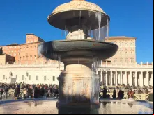Uma das fontes da Praça de São Pedro com água congelada pelo intenso frio em Roma.