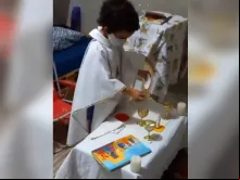 Gabriel brincando de celebrar a Missa 