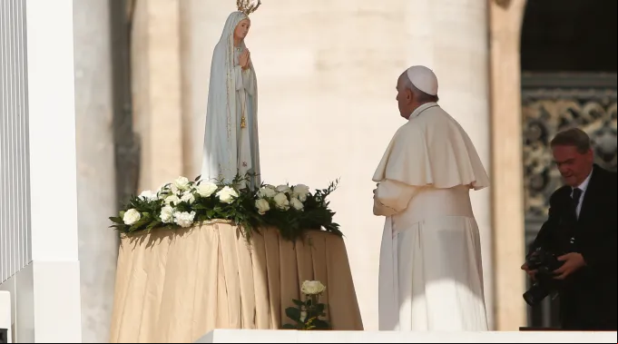 General_Audience_Wednesday_13_May_2015__Pope_Francis_with_Our_Lady_of_Fatima_3_Daniel_Ibanez_1.jpg ?? 