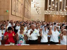 Missa em honra a todos os imigrantes na Catedral de Nossa Senhora dos Anjos (Califórnia