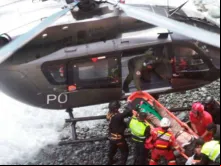Um helicóptero ajuda no resgate.