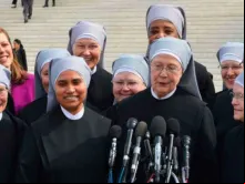 Irmãzinhas dos Pobres diante da Suprema Corte. Crédito: Addie Mena