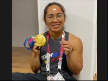 A levantadora de peso Hidilyn Diaz com sua medalha de ouro e a Medalha Milagrosa 