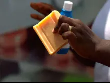 Material básico de higiene para evitar o contágio de Ebola. Crédito: Flickr UNICEF Guiné (CC-BY-NC-2.0)