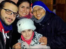 Irmã Maria Sponsa Iusti Ioseph, do Instituto do Verbo Encarnado, com cidadãos sírios 