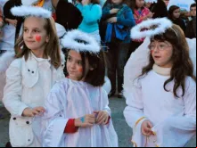 Crianças vestidas de anjos durante a celebração de Holywins, Alcalá de Henares, (Espanha).