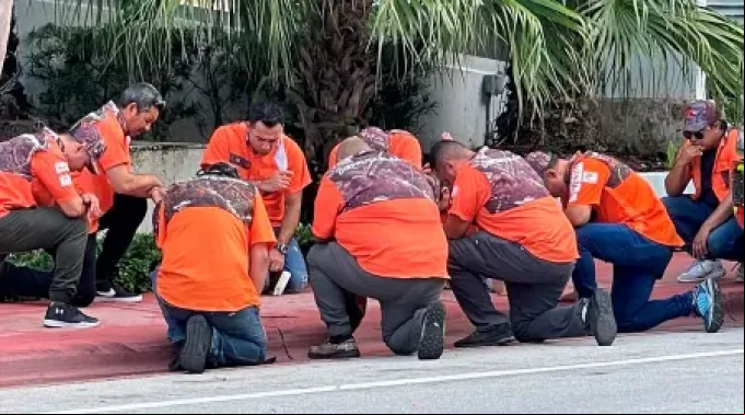 HombresViralRezando_270621.jpg ?? 