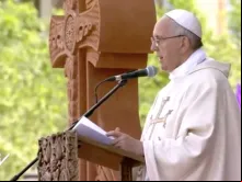 Papa lê a homilia na Missa.