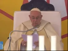 Papa Francisco durante a missa no aeroporto Ndolo