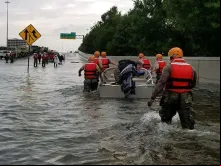 Soldados da Guarda Nacional do Texas ajudam os moradores de Houston atingidos pelas inundações provocadas pelo furacão Harvey na região.