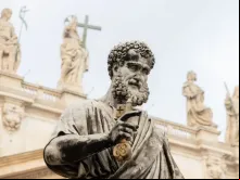 Estátua de São Pedro na Praça de São Pedro no Vaticano - Daniel Ibañez
