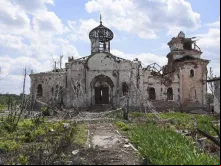 Igreja destruída em um bombardeio no leste da Ucrânia.