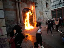 Igreja de São Francisco de Assis vandalizada durante os protestos no Dia da Mulher em Bogotá