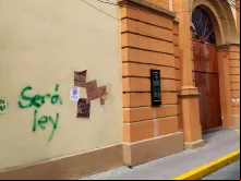 Uma das igrejas vandalizadas. Crédito: Catolin