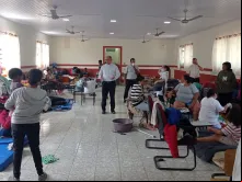 Bispo de Petrópolis, dom Gregório Paixão, conversa com pessoas acolhidas na paróquia Santo Antônio.
