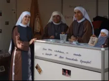 Irmãs da Fraternidade Arca de Maria na Feira Vocacional da JMJ Lisboa 2023. Foto: Natalia Zimbrão