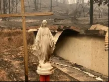 A imagem de Nossa Senhora intacta após o incêndio