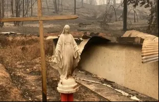 A imagem de Nossa Senhora intacta após o incêndio