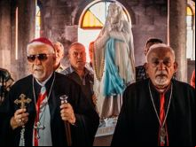 Procissão com uma imagem da Virgem de Lourdes em uma igreja em Qaraqosh (Iraque) 