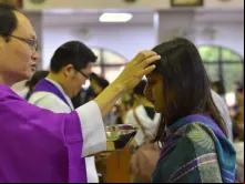 Sacerdote impondo a cinza 