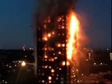 Incêndio consome edifício residencial em Londres  