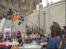 Um grupo de pessoas bloqueia um dos os à Basílica da sagrada Família. Crédito: Captura de vídeo (EWTN Noticias)