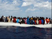 Imigrantes perto de Lampedusa (imagem referencial).