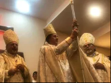 Dom Nathanael Nizar Semaan, novo arcebispo da arquieparquia de Hadiab-Erbil e o restante da região do Curdistão, elevando o báculo pastoral