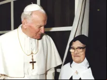 Irmã Lúcia com o papa São João Paulo II 