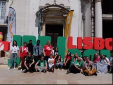 Jovens na igreja São Domingos, onde a Comunidade Taizé estará durante a JMJ Lisboa 2023