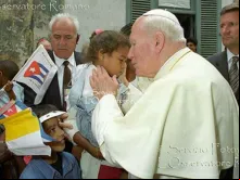 São João Paulo II cumprimenta uma menina em sua visita a Cuba, em 1998.