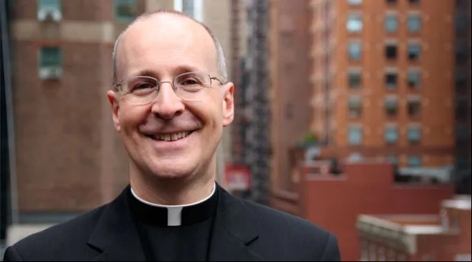 JamesMartinSJ_KerryWeber_131217.jpg ?? 