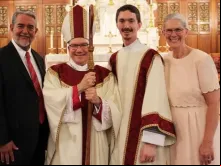 Scott Hahn, o bispo de Steubenville, Jeffrey Marc Monforton, Jeremiah Hahn e Kimberly Hahn, nos dias que antecederam sua ordenação. Crédito: Facebook oficial de Scott Hahn.
