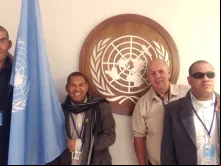 Antônio Tavares de Mello, com seus filhos Alex e Marco Aurélio (à esquerda) e Felipe (à direita), na ONU 
