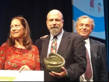 John Bruchalski segurando o prêmio “Um herói da vida”