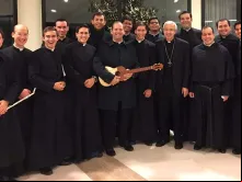 Dom Jorge Carlos Patrón Wong junto com seminaristas venezuelanos.