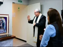 Dom José Antonio Eguren abençoa a imagem do Senhor dos Milagres que resistiu intacta 10 dias debaixo d’água.