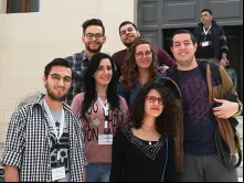 Josué Villalón (à direita) junto com alguns jovens na Síria.