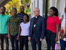Marta (de vermelho) com o arcebispo de Braga, dom José Cordeiro, e outros jovens de Moçambique