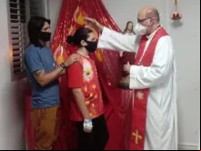 Dom Carlos José de Oliveira realiza crisma de Paulo Eliadi Viana.