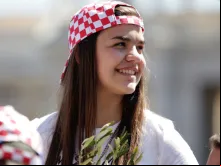 Jovem peregrina durante a celebração do Domingo de Ramos no Vaticano 