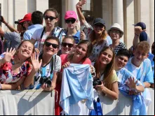 Grupo de jovens na Praça de São Pedro.