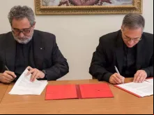Da esquerda para a direita) Pe. Juan Antonio Guerrero Alves e Mons. Dario Edoardo Viganò assinando o acordo